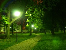 Osvětlení nedělá z opuštěného parku pozdě v noci automaticky bezpečné místo